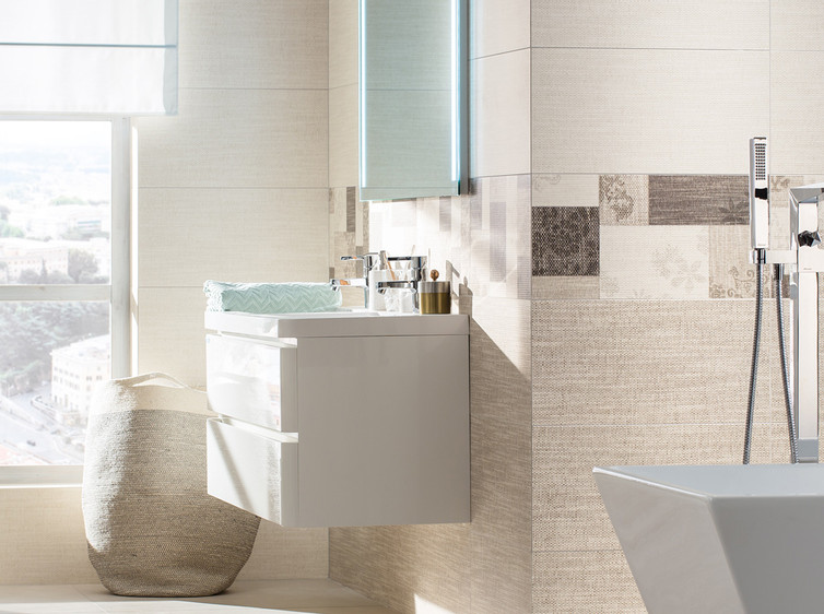 RAKO | Koupelna v béžové a hnědé barvě s reliéfní strukturou a designem tkaniny. Dekor typu patchwork.